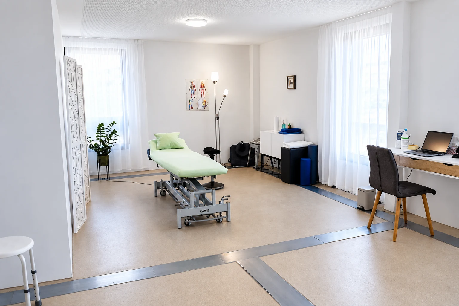 Heller Behandlungsraum mit Therapieliege und Besprechungsplatz