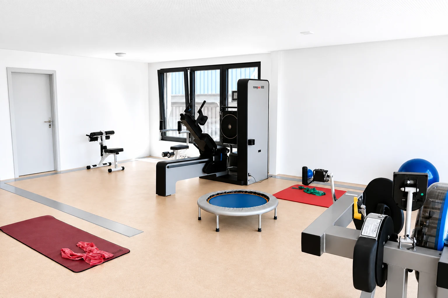 Offener Trainingsbereich mit medizinischen Trainingsgeräten