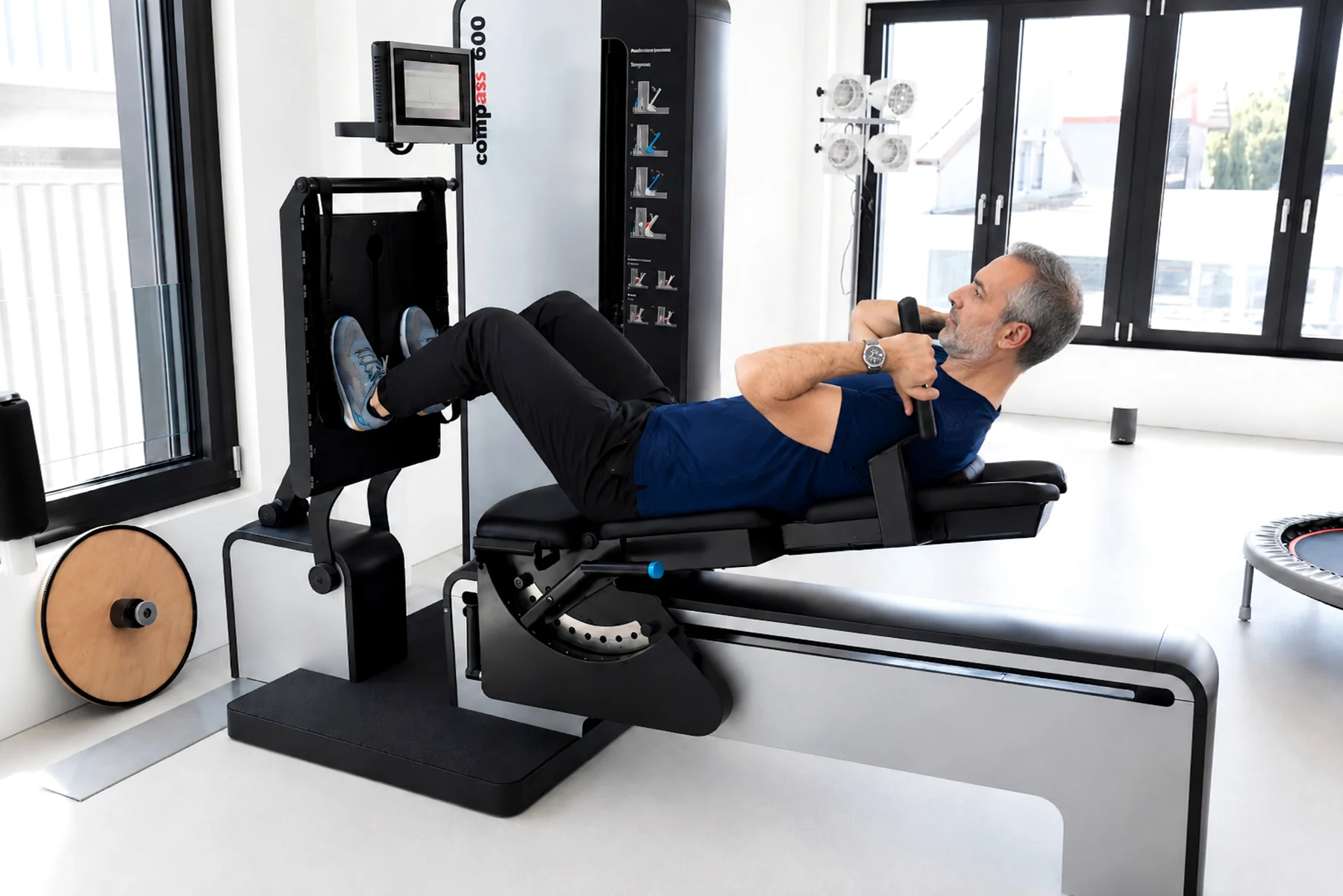 Patient beim kontrollierten Krafttraining an der Beinpresse in der MEDOS-Praxis